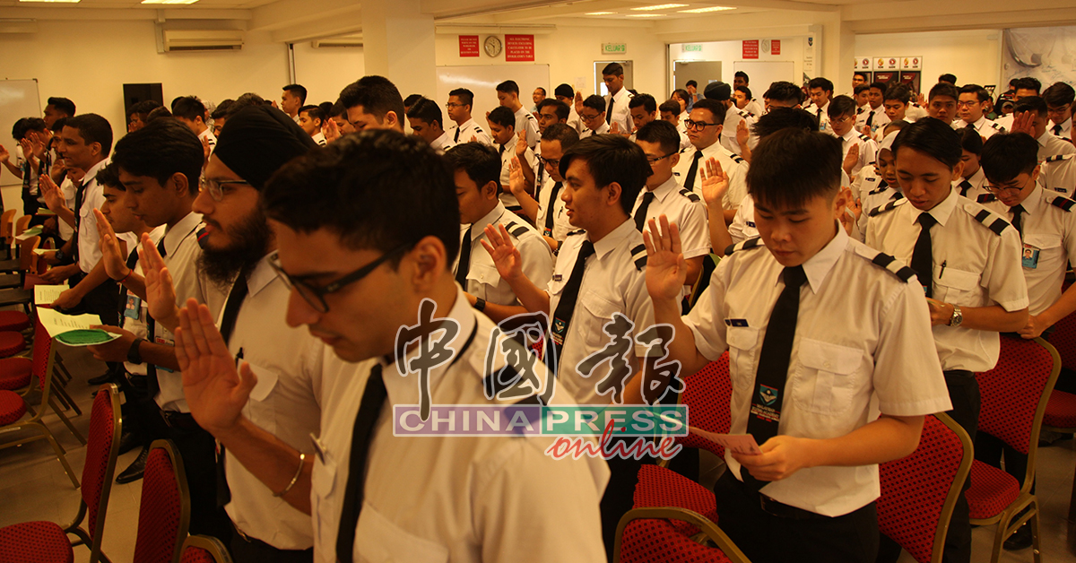 马来西亚飞行学院学员宣誓反毒。