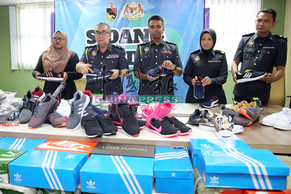 罗斯里阿末（左2）在艾茵（左起）、祖比尔韩沙等官员陪同下，向媒体展示所起获的名牌球鞋赝品。