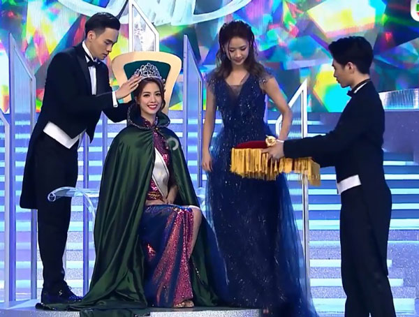 陈晓华（中）接受由2018国际中华小姐冠军得主李思佳（右2）主持的加冕仪式。