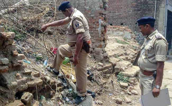 印度中央州警方在一个未被使用的沼气池中，发现女童的尸体。