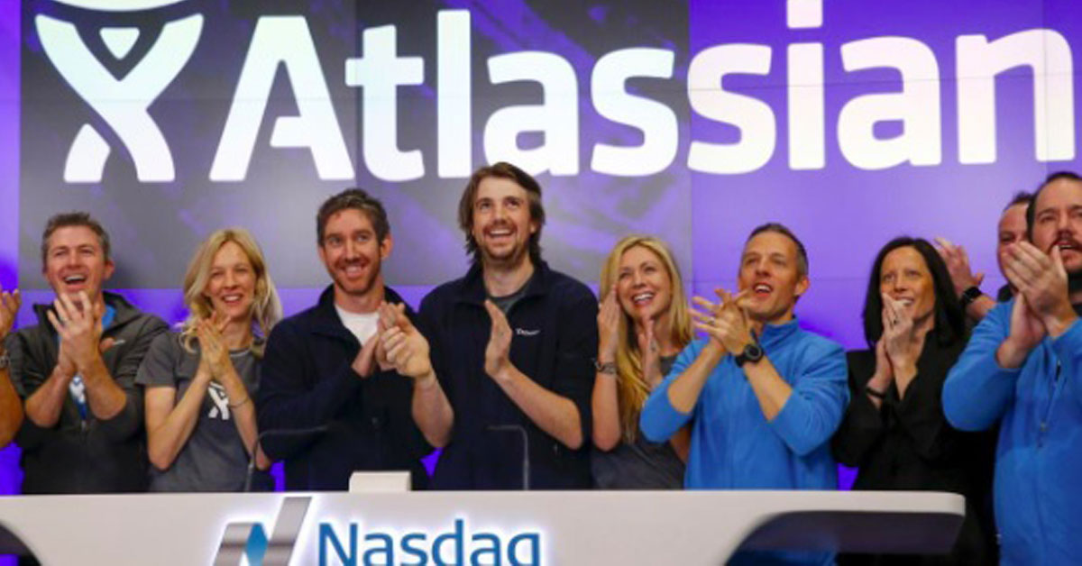 法瓜尔和卡农布鲁克斯（左三和左四）出席Atlassian首日于纳斯达克证券交易上市仪式。（图：路透社）