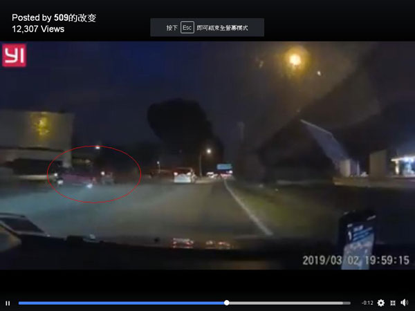 该辆迈薇轿车直撞向道路防护栏，场面险象环生。