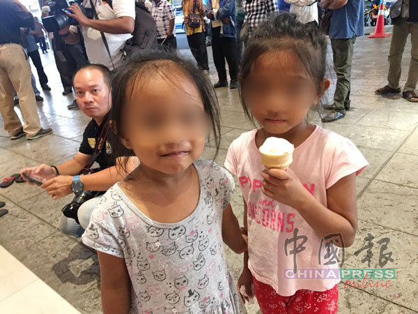 2名无家可归的女童，共享一个冰淇淋，苦中作乐。