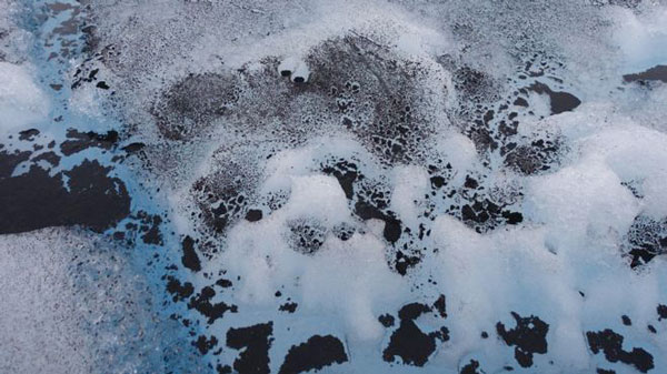 卫星图像黑色的部分显示，格陵兰的冰盖，在冬雨过后，也会加速消融。