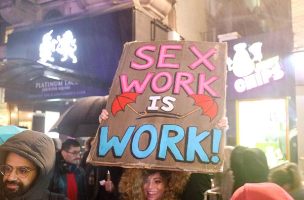 英格兰卖淫者团结组织，于周五在英国伦敦莱切斯特广场游行，表达诉求。