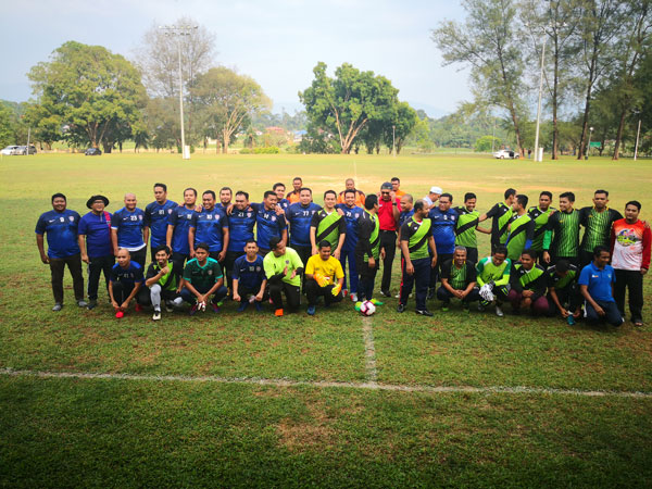 霹雳州巫青团（蓝衣）与霹州伊青团，于周日在江沙迷你体育场展开足球友谊赛，开赛前合照。