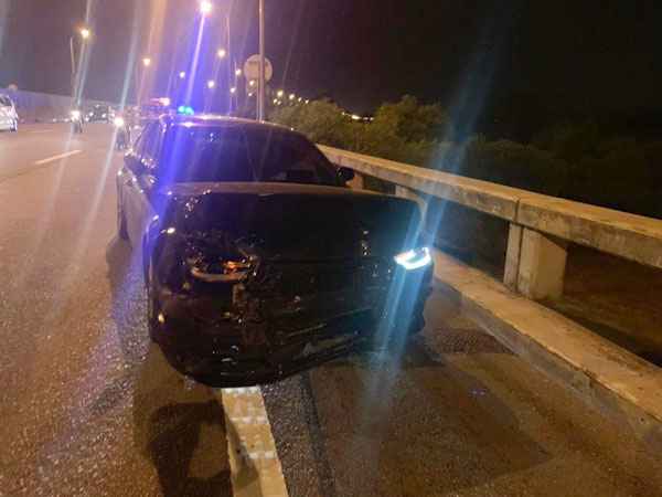 警方初步调查，奥迪轿车车头严重损毁，疑是肇祸轿车。