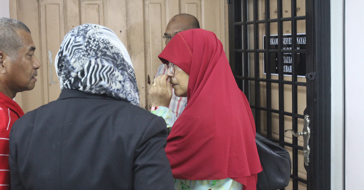 女被告（右）在法庭外与亲友交谈，没有回避媒体镜头。