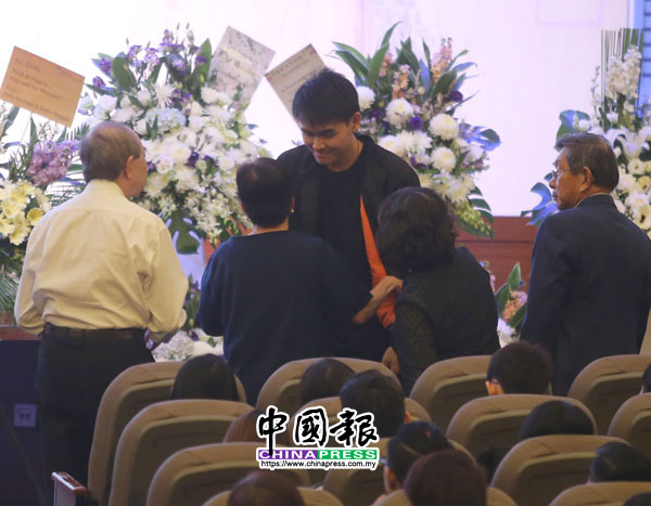 丈夫黄伟津表示得知消息后，在房间对着照片不断地哭。他在追思会上，分享妻子生前的点滴。