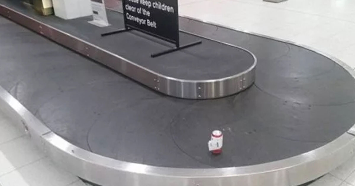 一名澳洲男子将一罐啤酒寄舱，该罐啤酒被贴上行李标签后安全运抵柏斯，并被地勤人员放上行李传送带等待领取。（图取自9gag.com）