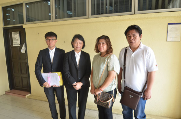 黄绍康（右起）和陈翠美通过李素桦律师起诉文冬市议会及彭亨州政府疏忽，索讨23万余令吉的赔偿。