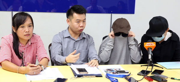 N小姐（左3）在廖仪玲（左起）、刘国南及母亲陪同下，在记者会揭发遭人威胁的过程。