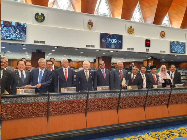 纳吉（前排左4）抵达国会后获得众国阵议员欢迎；前排左起为阿都阿兹、阿末马斯兰、依斯迈沙比里、魏家祥、沙拉瓦南、马哈兹尔卡力及依斯迈阿都慕达立。