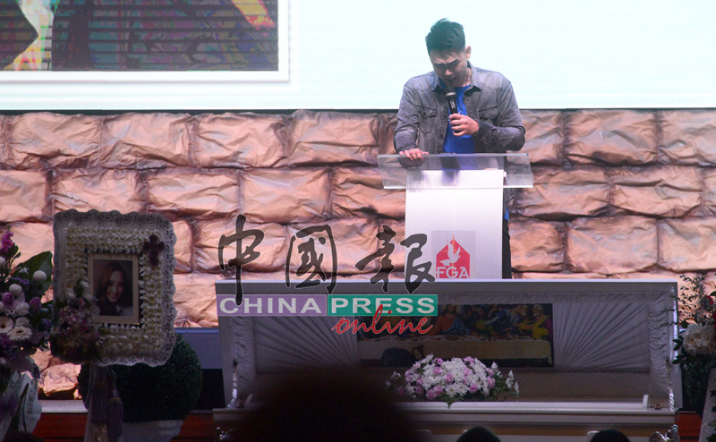 黄伟津在台上深情告白，一度痛哭中断叙述。