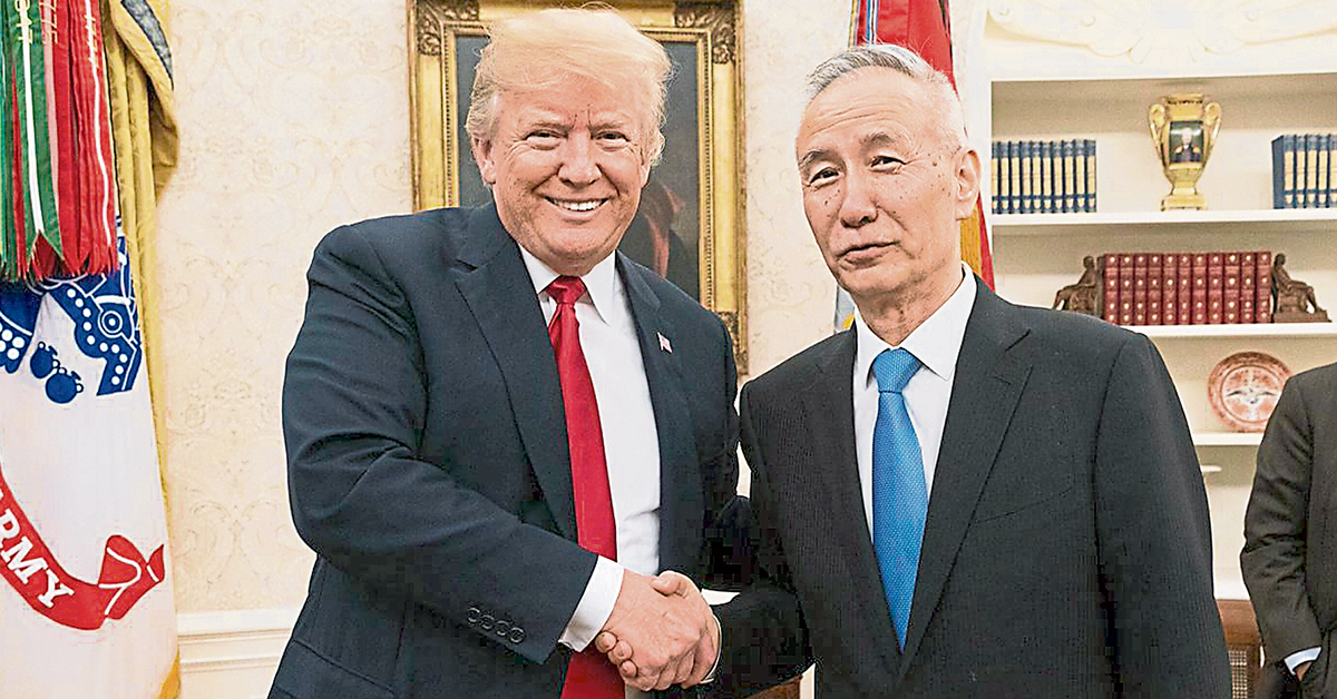 美国总统特朗普（左）去年5月接见来访的中国副总理刘鹤。（档案照）