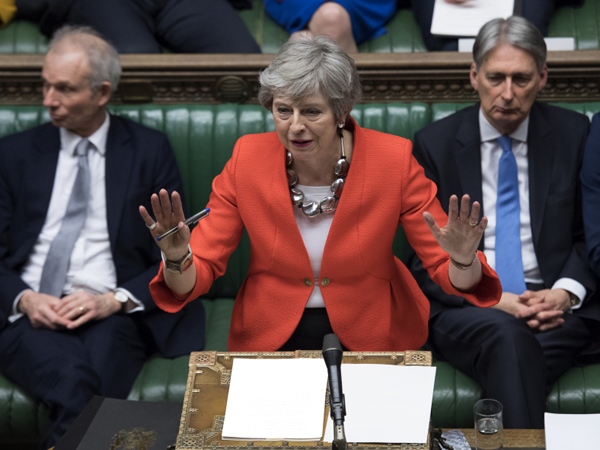 英国首相特丽莎梅（中）周二出席议会下院辩论。（新华社）