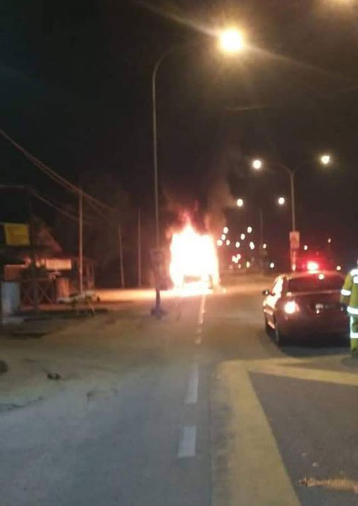 行驶途中的救护车突然失火。