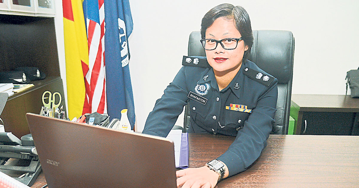 双溪毛糯警区主任莎法阿顿警监接受《中国报》专访时，讲述她立志进入警队为民服务的历程。