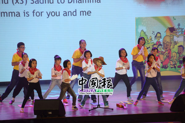 大会也邀请了儿童团体上台演唱。