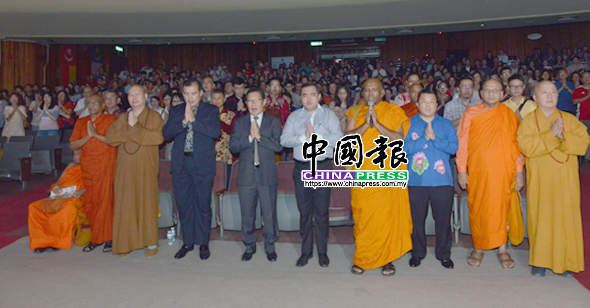 陆兆福（右5）双手合掌，参与佛教祈祷仪式。