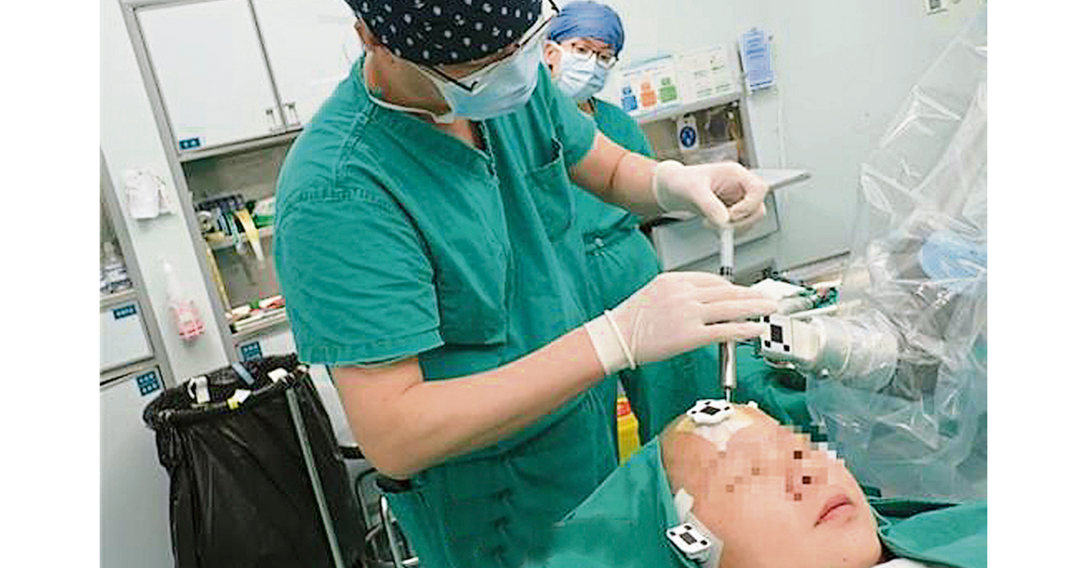王延金操作机器人准确地将穿刺针输送到患者头部。（互联网）