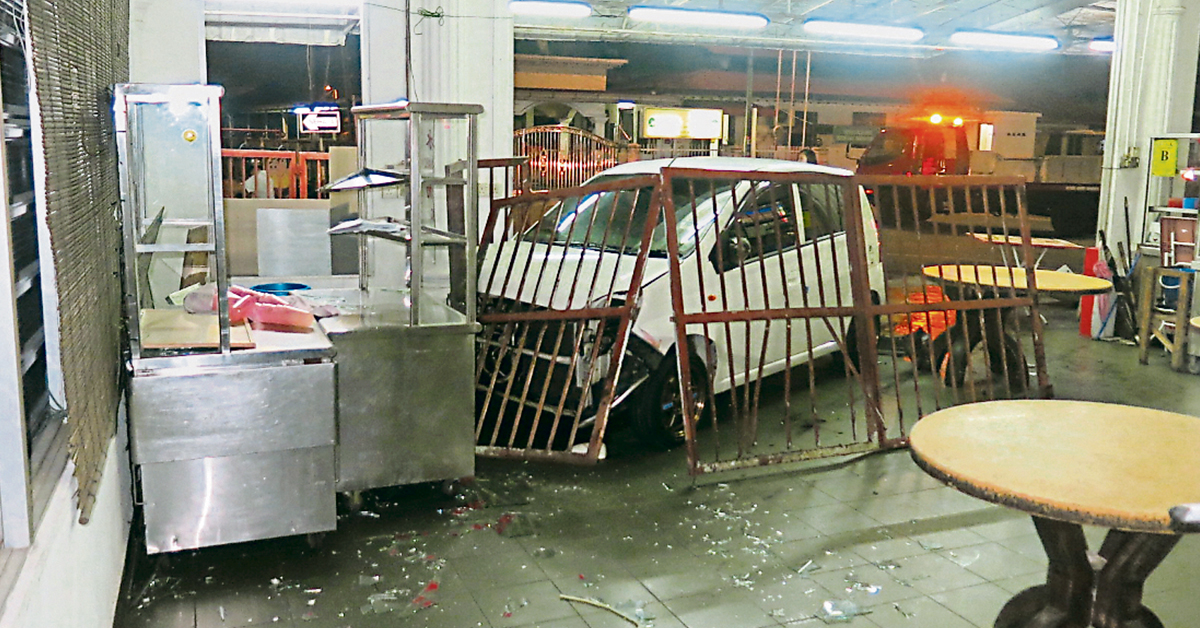 国产Viva轿车失控撞向茶餐室铁门，所幸已打烊，才没有酿悲剧。