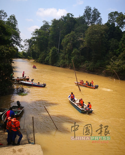 谙水性的村民与救援队乘船，在河水下流展开搜寻救援。