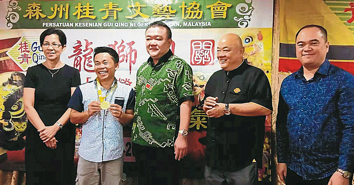 李国良（中）颁发‘2019最佳出席与驾驶奖暨最佳黄金22年奖’给谭刚民（左2），右起是廖泽伟、吴天涛和郑瑞芝。