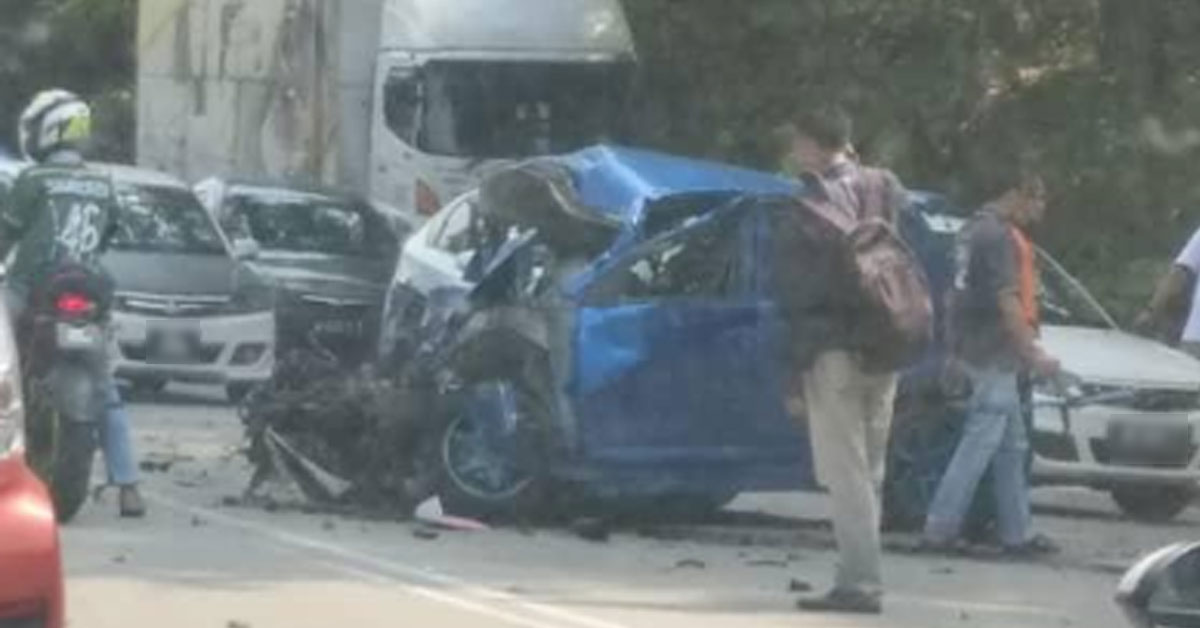 肇祸的迈薇轿车毁不成形，司机和乘客一死一伤。