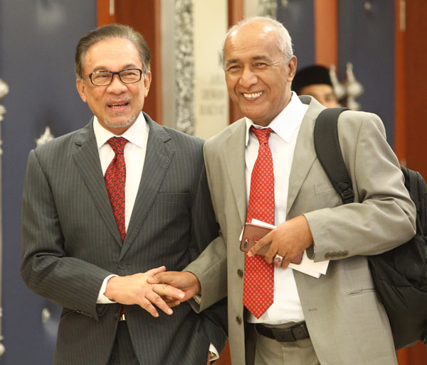安华（左）将向首相敦马哈迪医生了解当中原由。