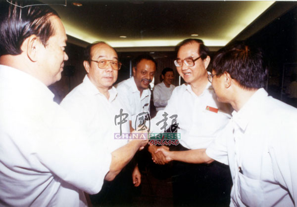 1999年，吴清德（右2）竞选民政党副主席不劳而获，受到党员的祝贺。