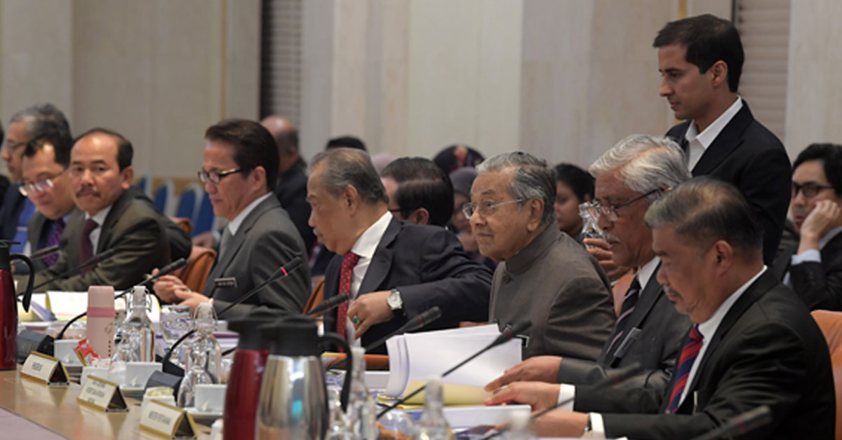 马哈迪（右3）主持内阁反贪特别委员会会议，右起为莫哈末沙布、阿布卡欣、慕尤丁和刘伟强。（马新社）