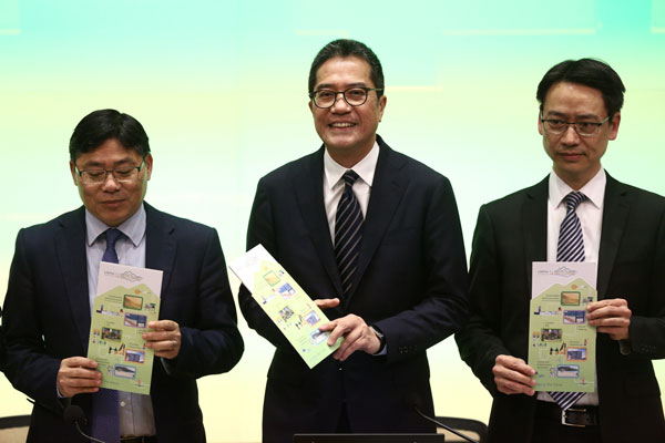 香港发展局局长黄伟纶（中）表示，“明日大屿愿景”计划将斥资6240亿港元。