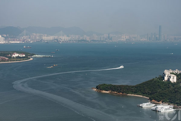 “明日大屿愿景”计划，要在香港中部海域交椅洲和喜灵洲附近分阶段填海，兴建1700公顷的人工岛。