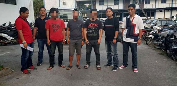 涉一再持械抢劫便利店3嫌犯男子（左3至左5）被刑警押到警署调查。