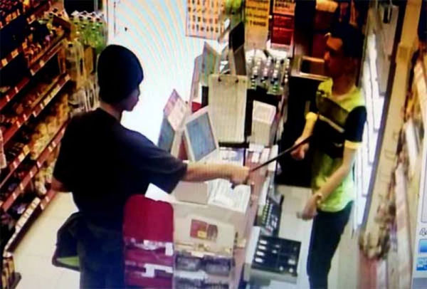 持械男子持长刀抢劫便利店被闭路电视录下的画面。（档案图片）。
