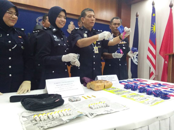 罗斯兰（右2）与肃毒组警官，展示吉兰丹肃毒组起获的毒品。