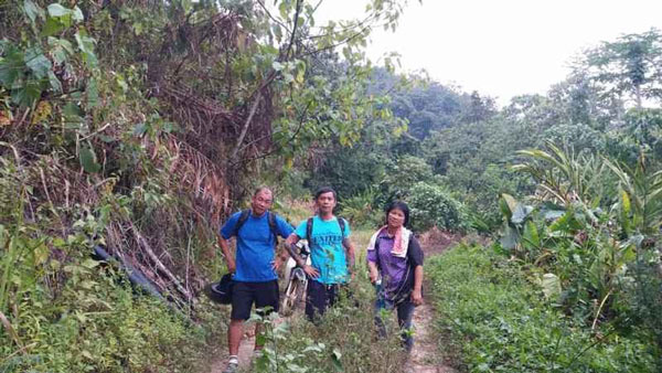 3名教师在上周耗时3小时，步行12公里到小四生家里家访，试图劝服学生返回校园，惟最终无功而返。