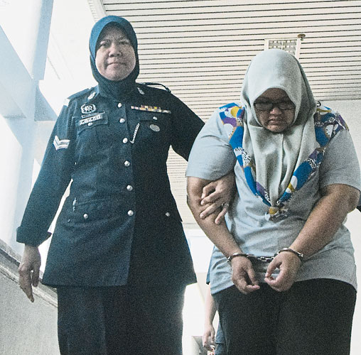 娜达爱曼（右）涉嫌挪走汉都亚再也市议会逾32万令吉，被控上法庭时否认有罪。