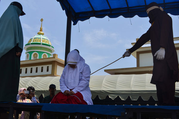 一名印尼女子周三被施以鞭刑。（法新社）