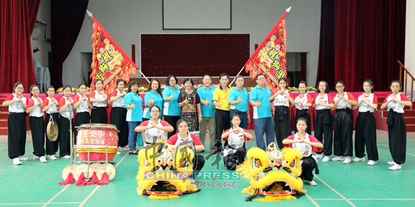 霹雳女中于今年新学年正式成立霹州首支“全女班舞狮团”，站者左11起黄淑娟、叶振祥、麦德光及黄渭麟。