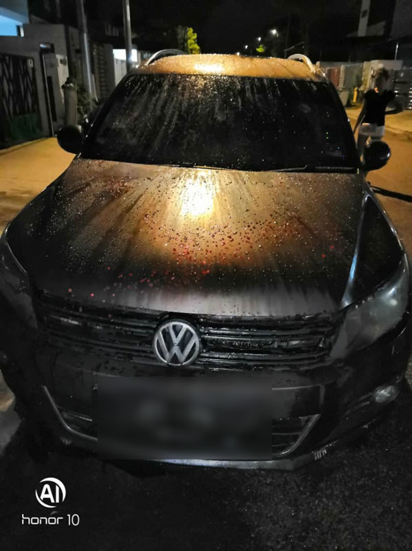 福斯Tiguan轿车的外层，被泼红漆及外层都被烧毁。