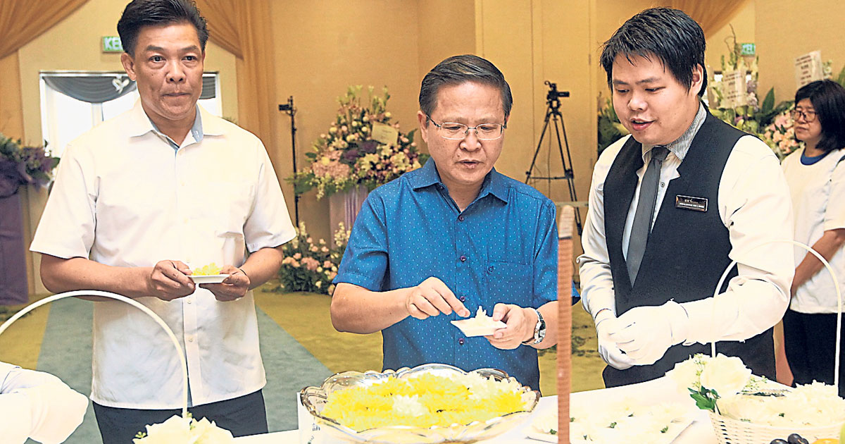 房政部前部长秘书拿督梅振仁（左起）和拿督翁文志也前来献花表心意。