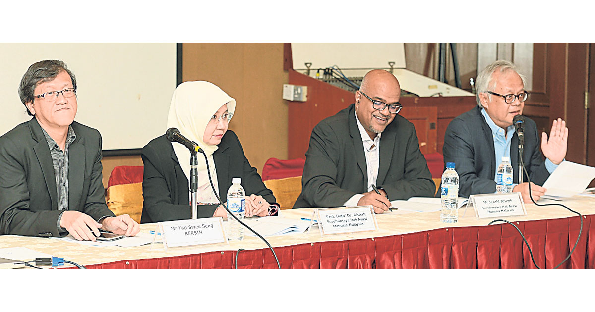 叶瑞生（左起）、艾莎比丁、杰拉和佐汉阿里芬，在《2018年大马种族歧视》报告发布会上参与对话会。
