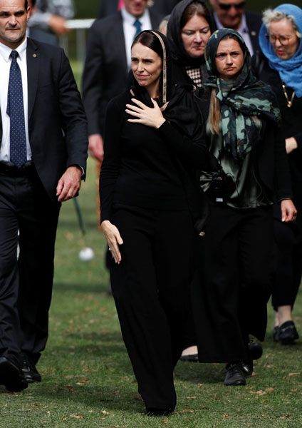 纽西兰总理阿德恩披着头巾周五抵达哈格利公园，参与哀悼仪式。（路透社）