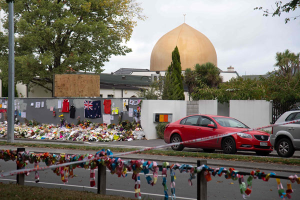 诺尔清真寺外周五可见哀悼者放置的鲜花。（法新社）