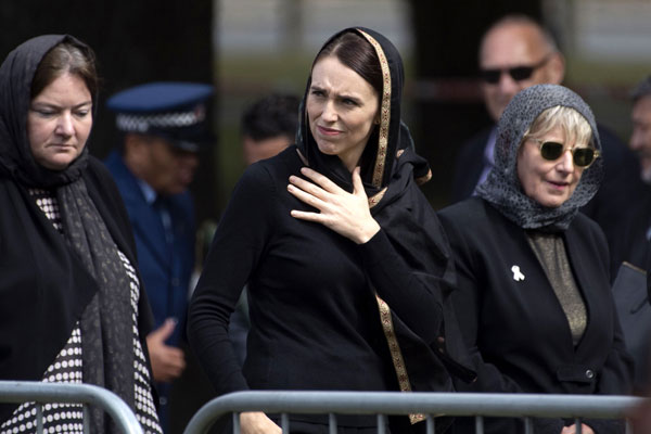 纽西兰总理阿德恩披着头巾周五抵达哈格利公园，参与哀悼仪式。（法新社）