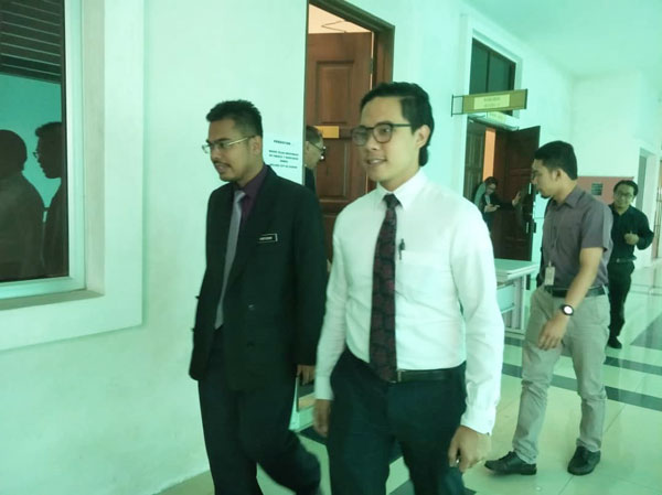 阿末哈菲占（左）和扎凡拉欣副检察司在休庭后，一起步出法庭。