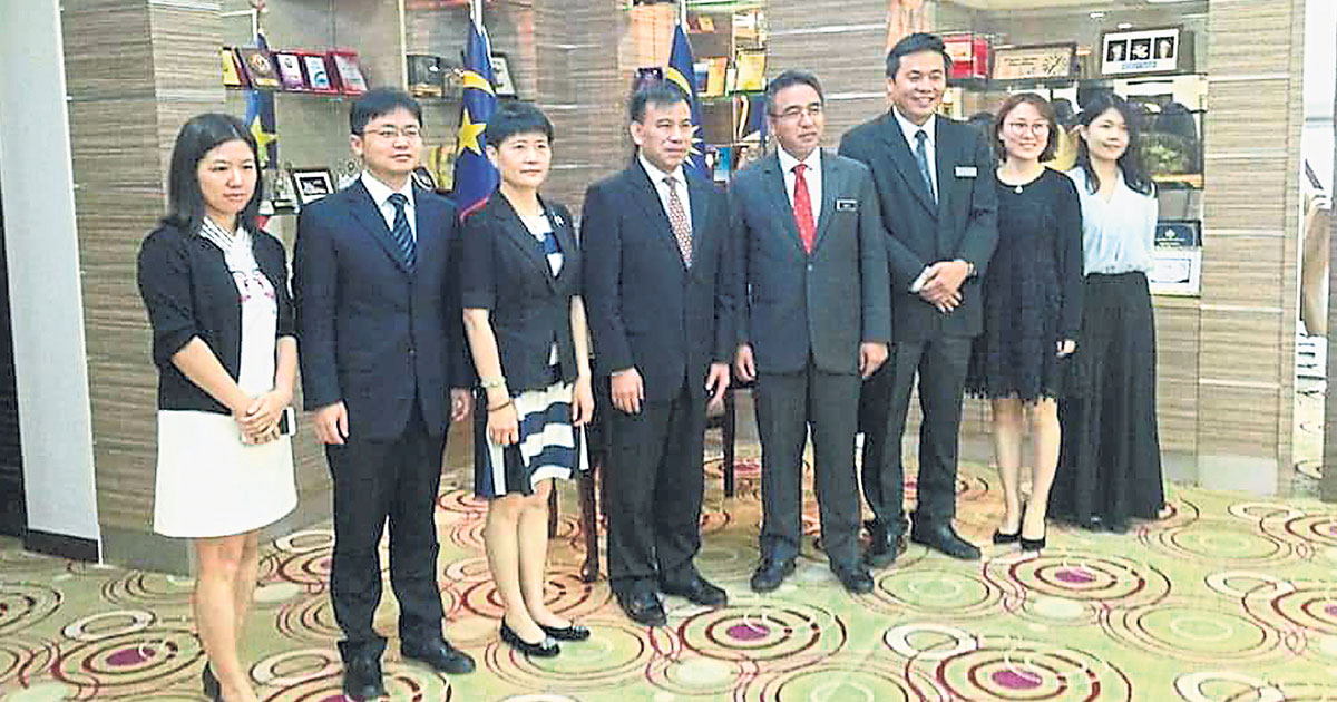 广东省外办副主任一行人拜访甲州政府。左4起为罗军、阿德里与郑国球。