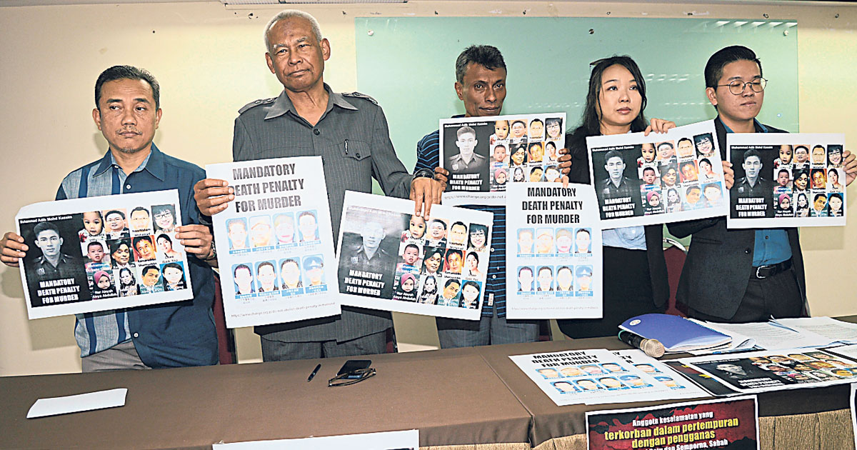 慕沙哈山（左2）建议警方加强查案技巧，避免冤假错案，左起为阿米努丁、理查莫莱斯、邓惟俐和邢智立。